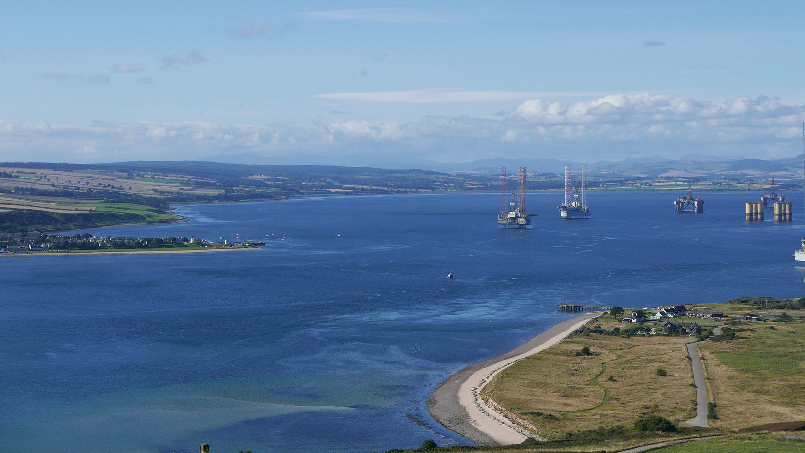 Cromarty in the setting of the Cromarty Firth by Julian Paren, CC BY-SA 2.0 , via Wikimedia Commons