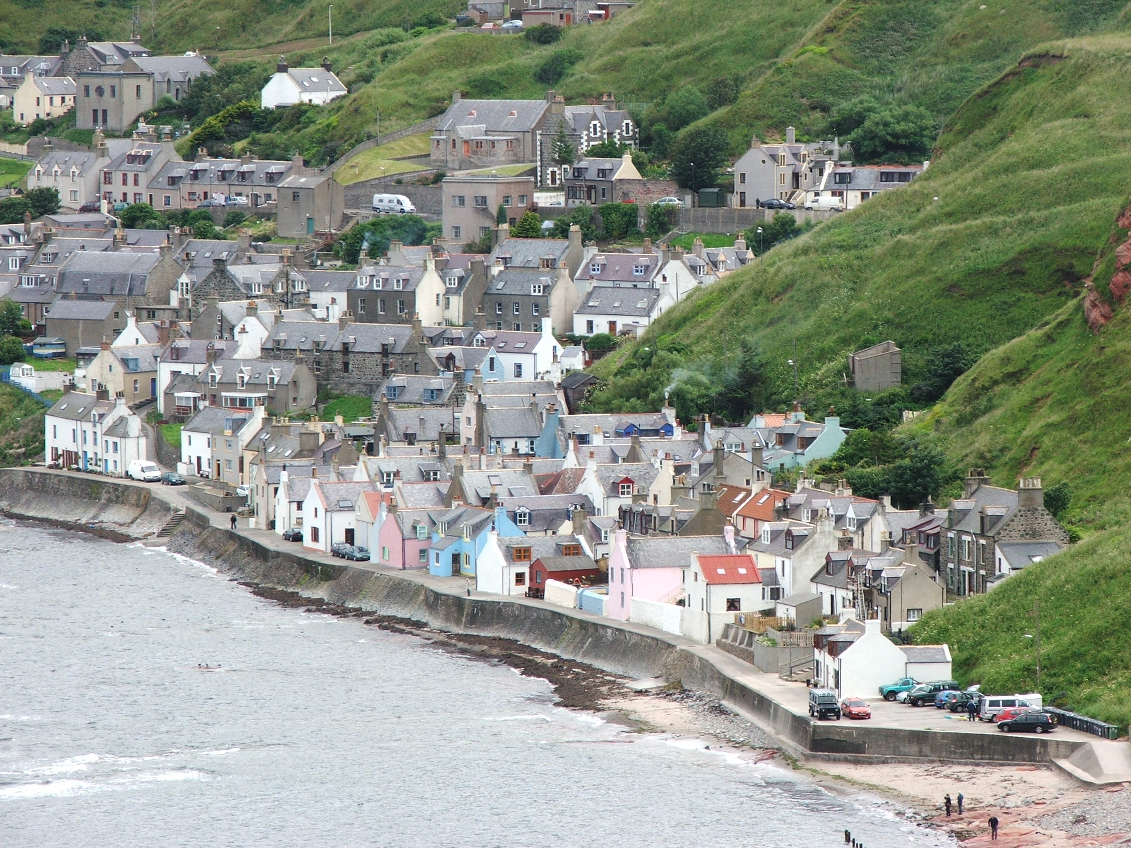 Gardenstown Aberdeenshire by Ian Smith, CC BY-SA 2.0 , via Wikimedia Commons