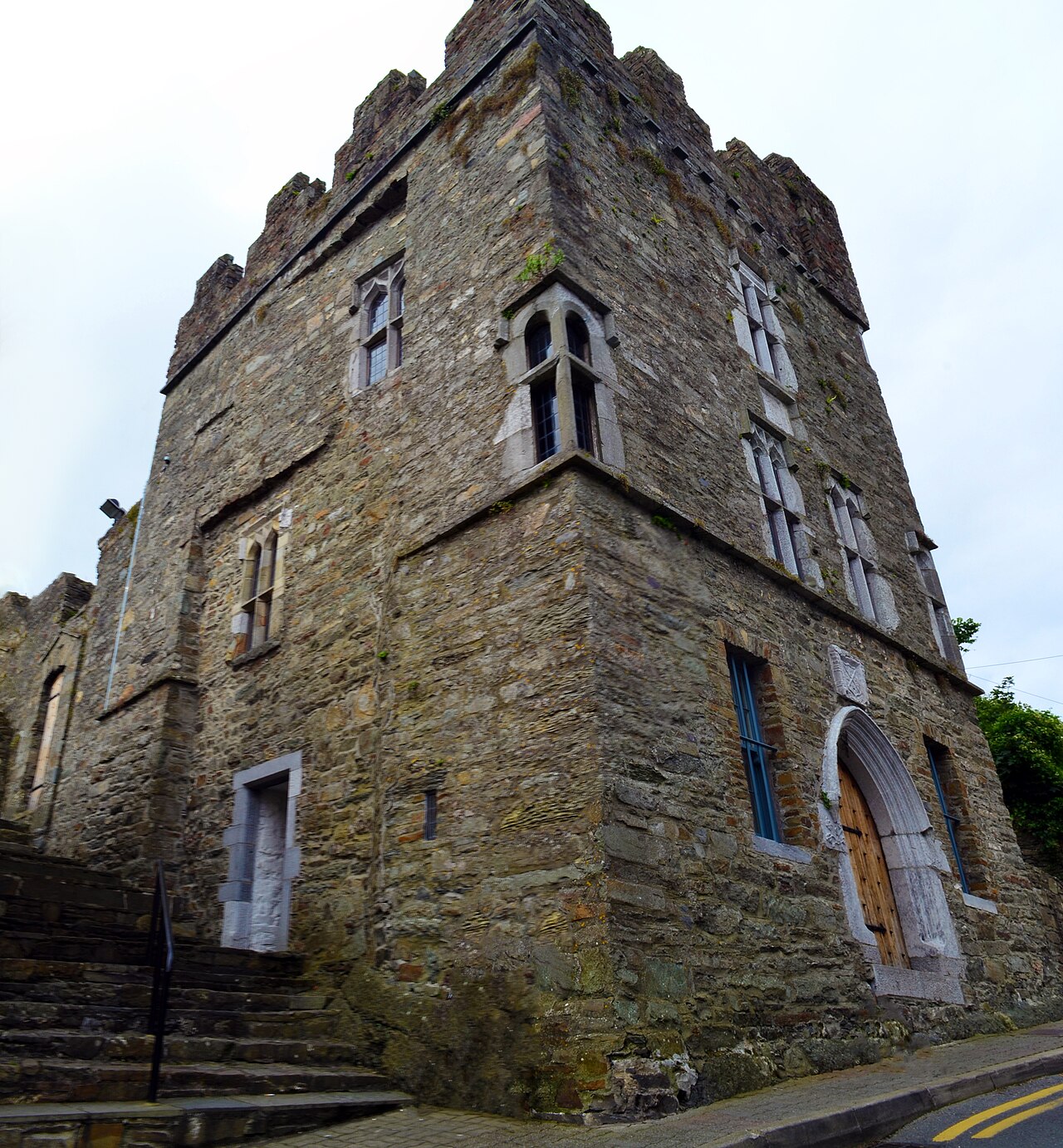 Desmond Castle, a stone tower house built around 1500 in the centre of Kinsale